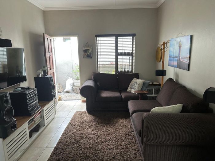For Sale: Townhouse in Terra Nova with secure estate, spacious yard, and parking.