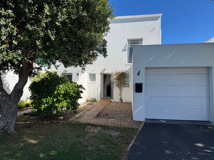 House for Sale in Marina Da Gama: Garden, water access, and park nearby.