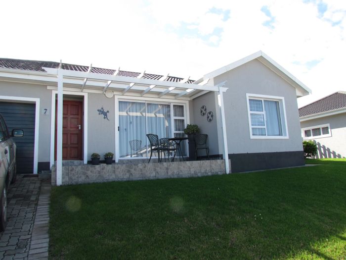 For Sale: 2-bedroom house in Tergniet with sea views and secure estate living.