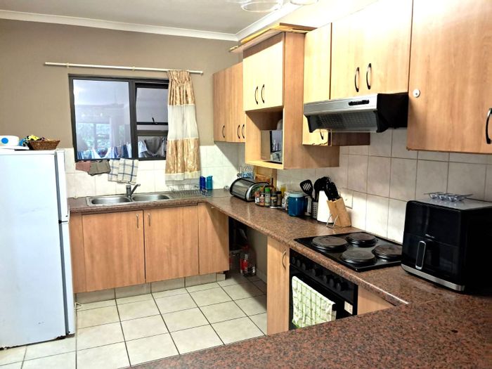 Townhouse For Sale in The Wolds: 2 beds, secure parking, balcony views.