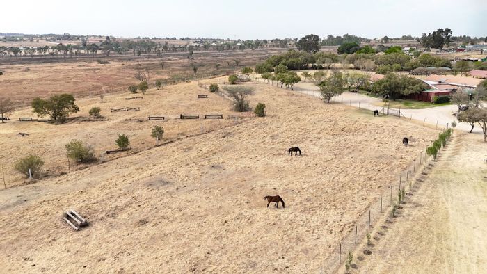 Vacant Land Residential in Knoppieslaagte for Sale: 42,000 m² with development potential.