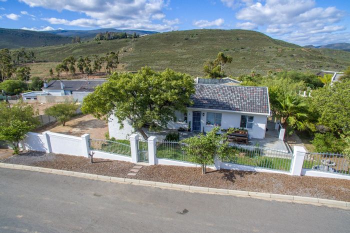 House for Sale in Montagu Central: 2 beds, spacious patio, mountain views, garage.