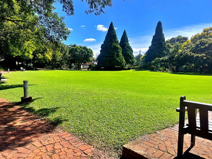 Die Hoewes Townhouse For Sale: 3 beds, pool, park, garage, close to amenities.