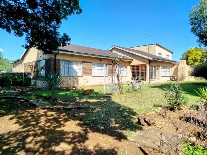 Ventersdorp Central House For Sale: Family home with 2 income-generating flats.
