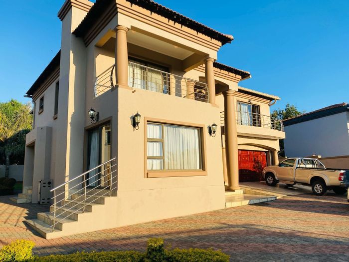 For Sale: House in Xanadu Nature Estate with 4 bedrooms, study, and double garage.