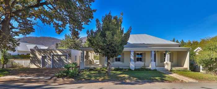 Charming 3-bedroom house in Villiersdorp Central with garden, garage, and scullery. For Sale.