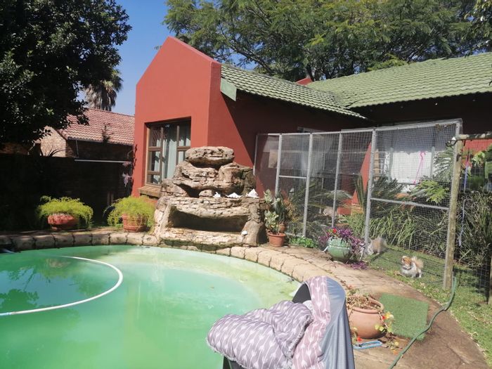 Rooihuiskraal House For Sale: 3 beds, pool, flatlets, spacious garden, secure parking.