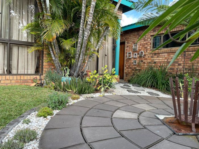 For Sale: Townhouse in Bendor with 2 beds, braai area, and double garage.