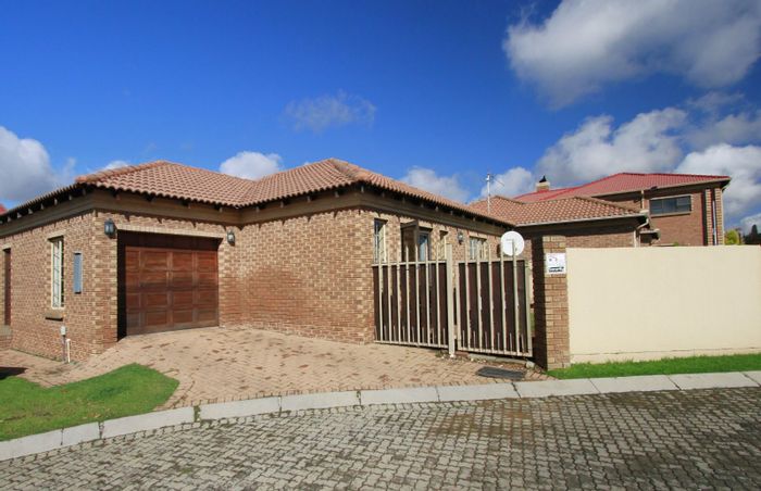 Townhouse For Sale in Ermelo Central: 2 Bedrooms, Private Garden, Secure Estate.