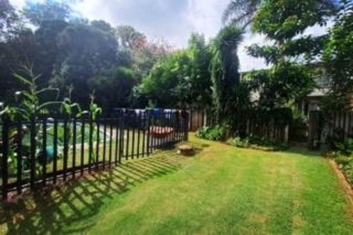 Windsor West House For Sale: 3 bedrooms, pool access, double gated parking.