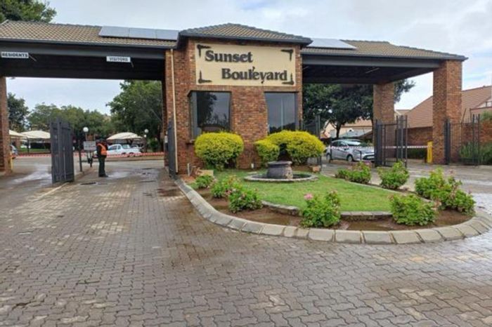 Sonneveld Apartment For Sale: 2 bedrooms, pool, sports courts, 24-hour security.