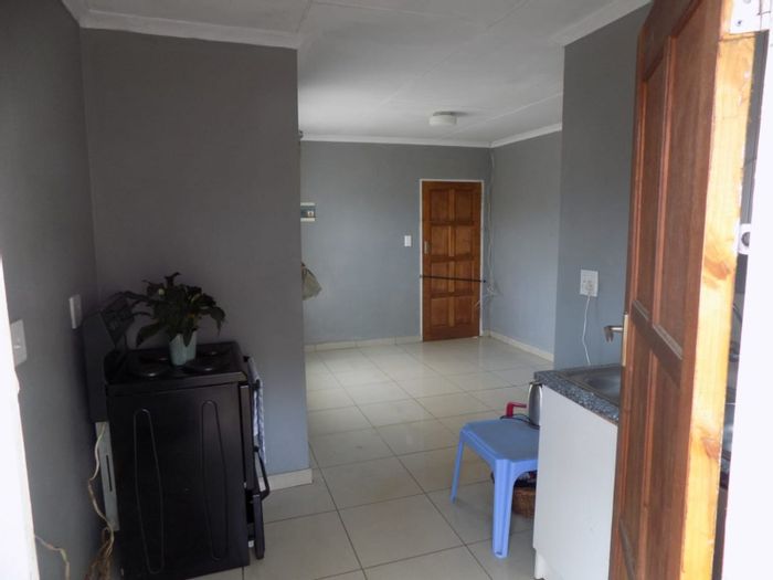 2-bedroom house in Birch Acres, open plan living, parking, available May 2025.