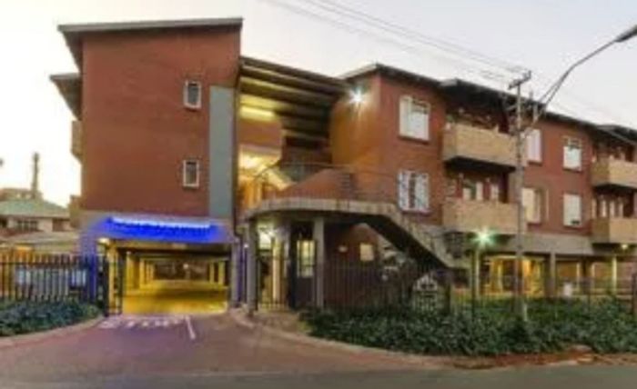 Auckland Park Apartment For Sale: Upper floor bachelor unit with balcony and parking.