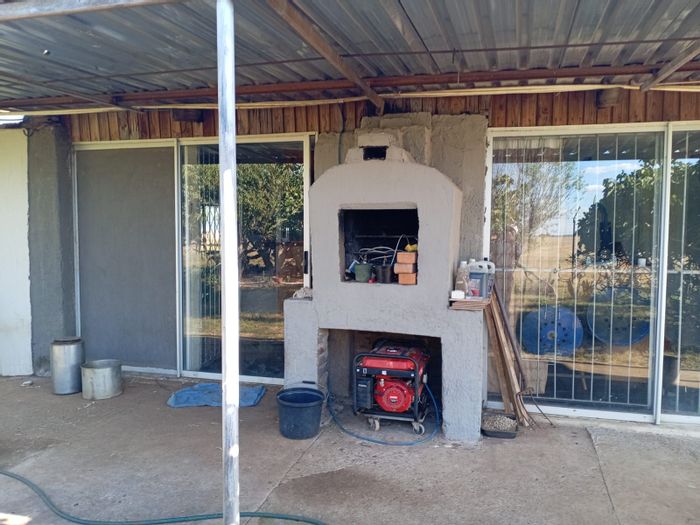 For Sale: 59.96 ha farm in Bloemhof Rural with furnished house and livestock.