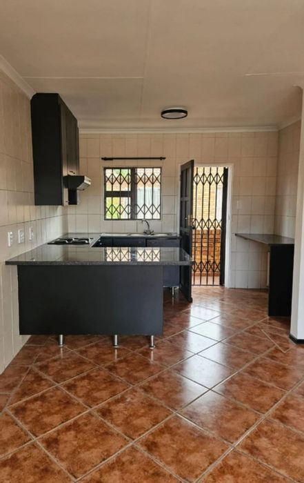 Kyalami Hills Apartment To Rent: 2 Bedrooms, 2 Bathrooms, Open Plan Living, 2 Carports.
