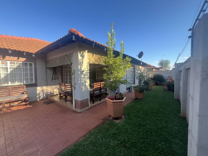 Townhouse For Sale in Mookgopong Central: 3 bedrooms, secure complex, pet-friendly.