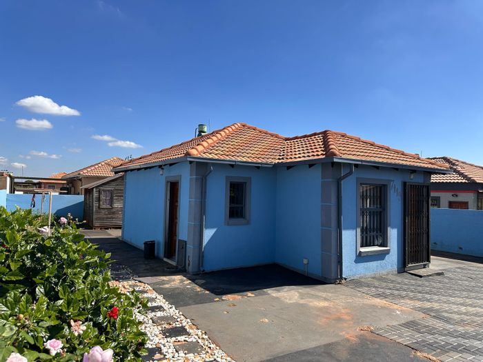 For Sale: House in The Orchards with 2 beds, spacious yard, and security features.