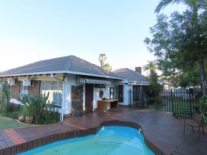 5-Bedroom House to Rent in Queenswood with pool, study, and security features.