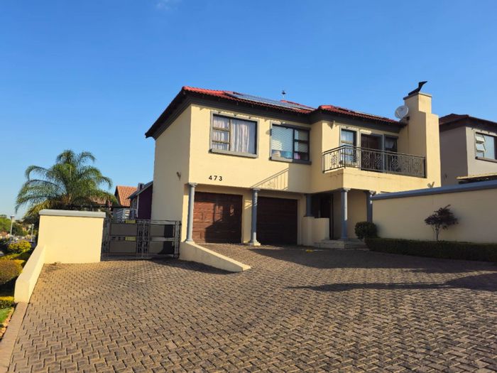 For Sale: House in Thatchfield Gardens with pool, solar power, and 5 bedrooms.