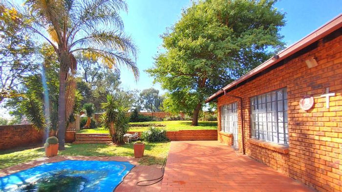 Family-friendly house in Wierda Park with pool, garden, and secure parking for sale.