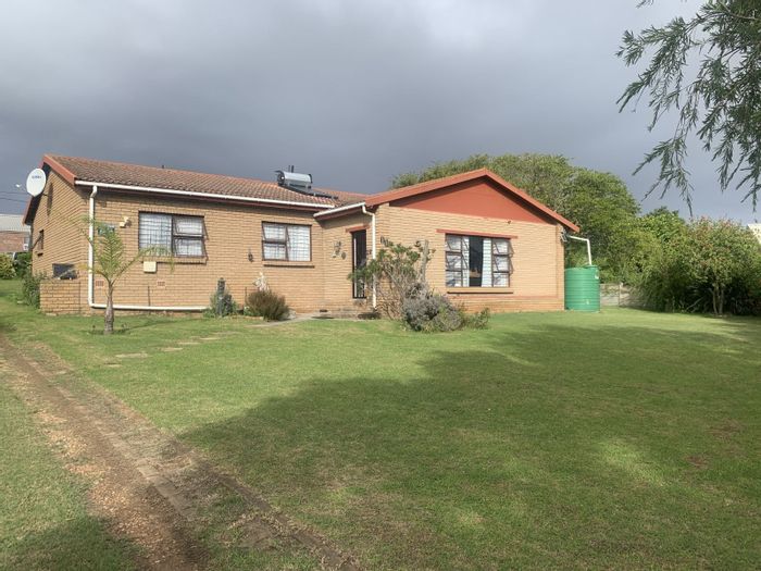 House for Sale in Albertinia Central: 3 beds, study, double garage, braai area.