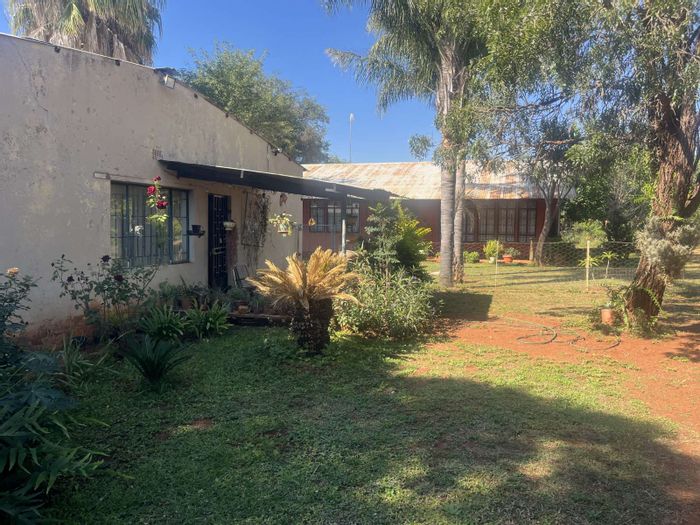 For Sale: Mookgopong Rural Farm with 3 homes, extensive agricultural infrastructure, and livestock facilities.