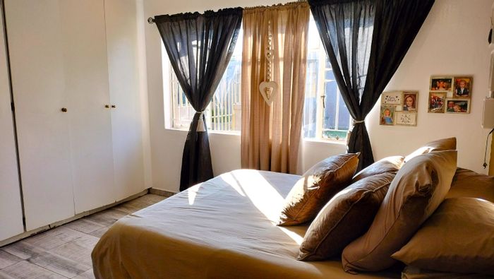 Quellerie Park House For Sale: Dual homes, entertainment area, splash pool, versatile spaces.