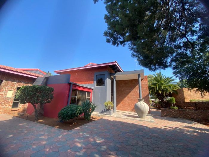 Royldene House For Sale: 4 beds, pool, garden, staff accommodation, double garage.