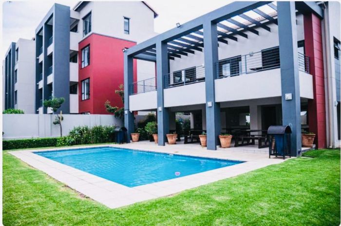 Lonehill Apartment For Sale: 1 Bed, 24-hour security, gym, private balcony.