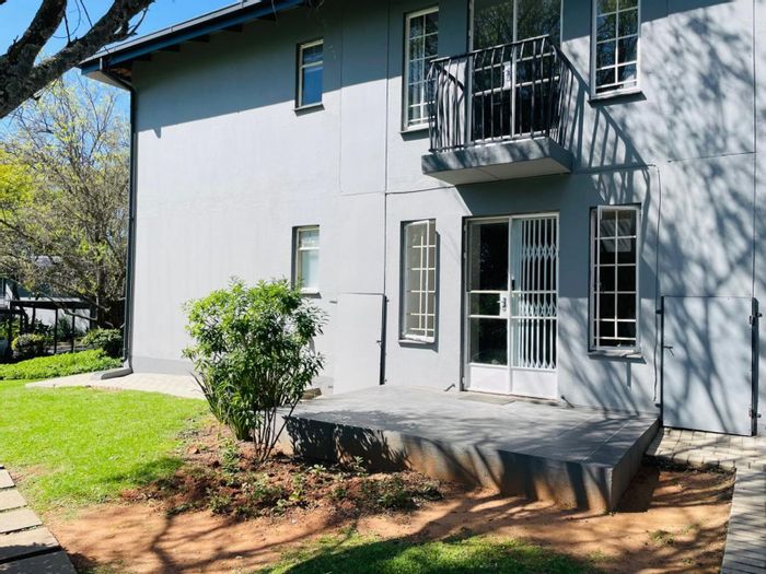 Boskruin Apartment To Rent: 2-bed, pool, clubhouse, nature views, convenient location.