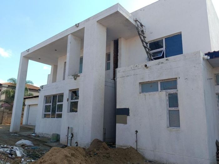 For Sale: House in Bendor with 5 bedrooms, double garage, and customizable space.