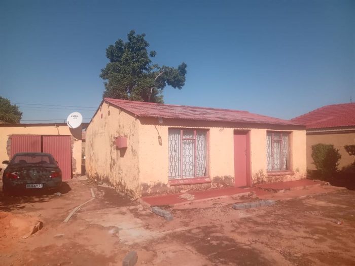 4 Bedroom House for Sale in Ga-Rankuwa with yard, garage, and security features.