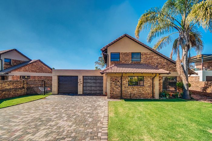 For Sale: Glen Marais Townhouse with 3 bedrooms, pool, and double garage.
