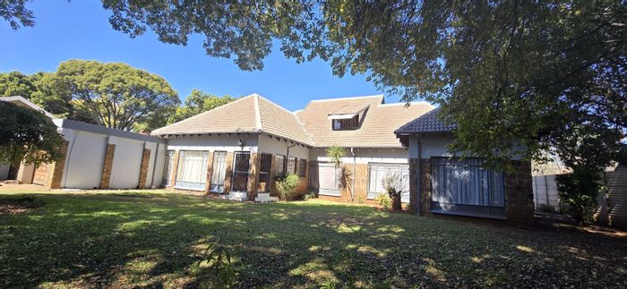 Elarduspark House For Sale: 5 Bedrooms, 3 Living Areas, Entertainment Space, Large Garden.