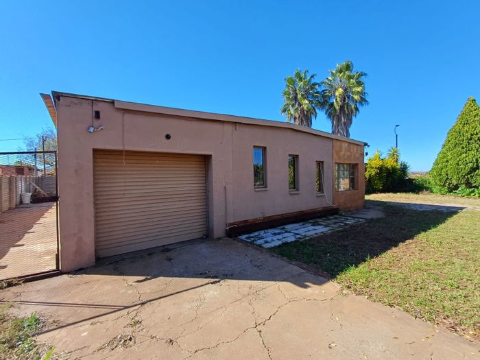 Spacious 6-bedroom house in Randlespark with ample parking and security features. For Sale.