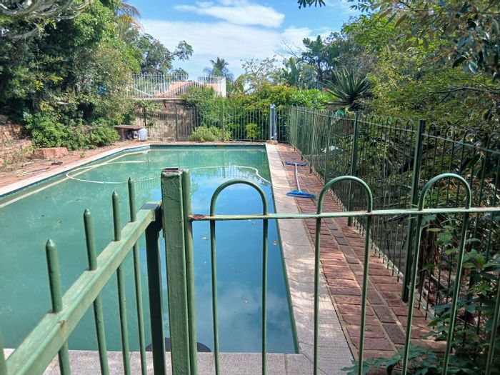 For Sale: Spacious Pretoria North house with pool, greenhouse, and mountain views.