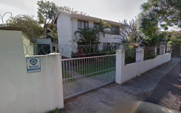 Bulwer Townhouse For Sale: 3 beds, 3 baths, income-generating cottage, ample parking.