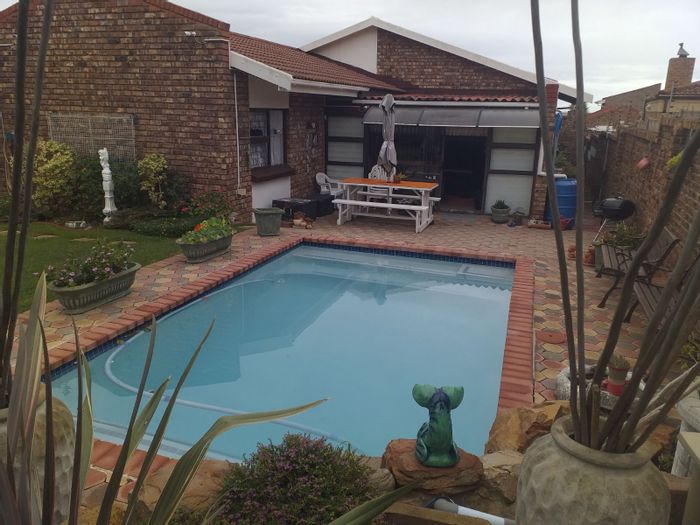 Townhouse For Sale in Deoville Park: 3 beds, pool, garden, entertainment area.