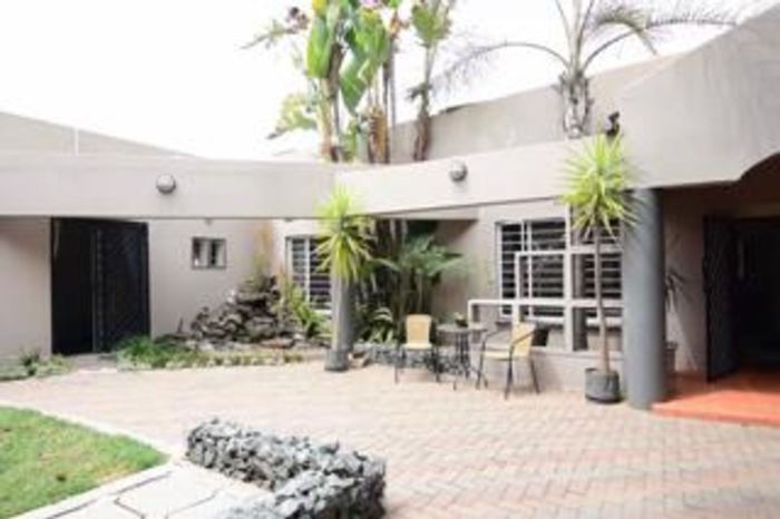 House To Rent in Weltevreden Park: 1 bath, shared property, ideal for professionals.
