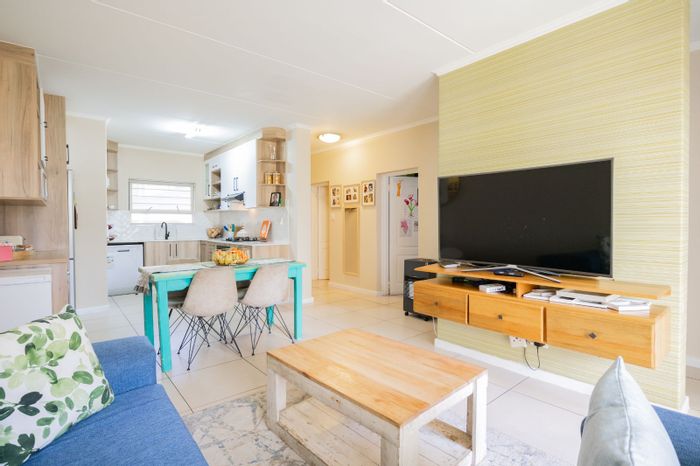 Fourways Apartment To Rent: 3 beds, private garden, pool, gym, parking included.