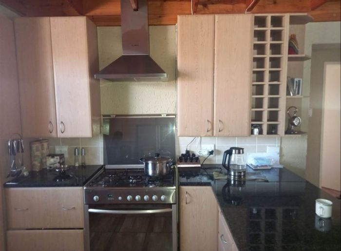Buccleuch Cluster To Rent: 4 Bedrooms, study, patio with braai and pizza oven.