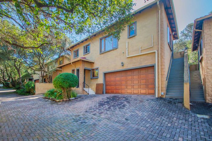 Olivedale Townhouse For Sale: 4 beds, private play area, solar power, double garage.