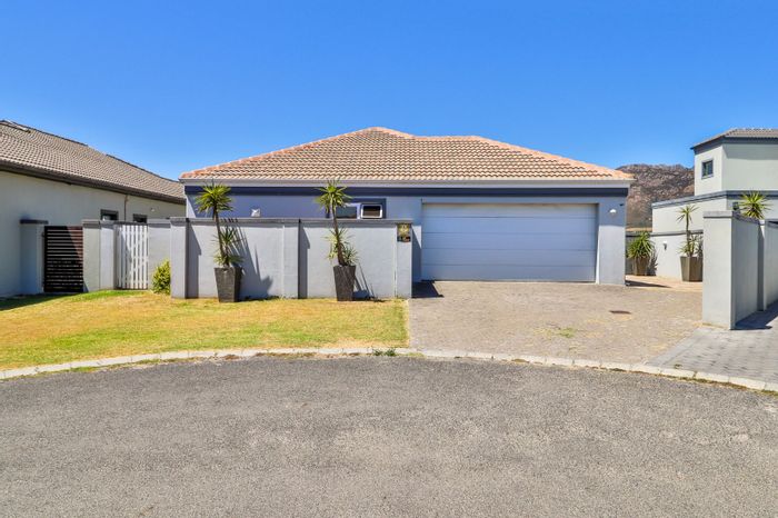 For Sale: House in Fairview Golf Estate, 3 beds, indoor braai, double garage.