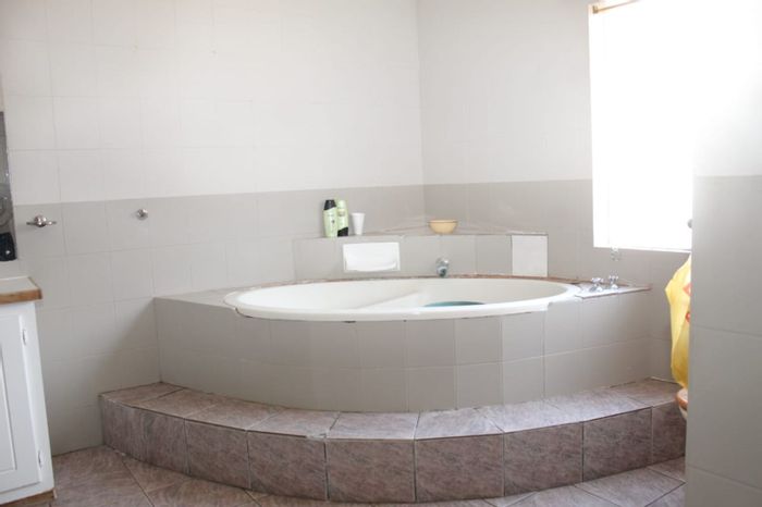 For Sale: House in Christiana Central with 4 bedrooms, 5 garages, and security features.