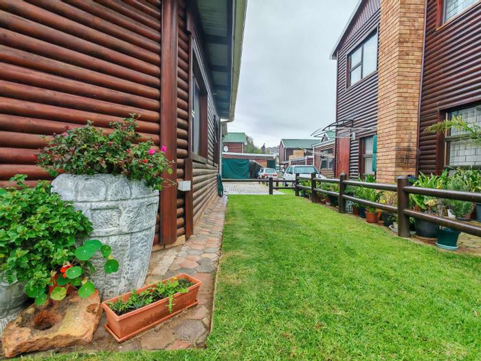 For Sale: 3-bedroom house in Hartenbos Central, near beach, open-plan living.