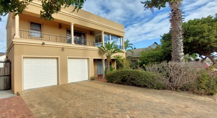 Spacious Gustrouw house for sale: 4 bedrooms, pool, braai room, double garage.
