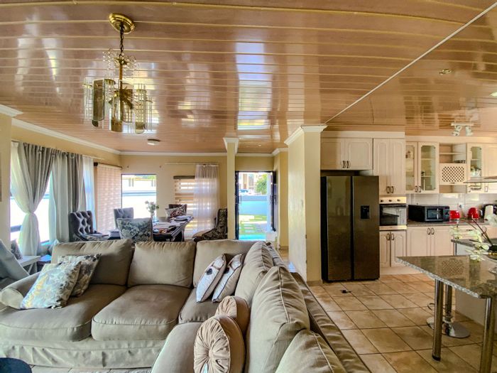 House For Sale in Woodhill Estate: 3 beds, air conditioning, double garage, secure living.