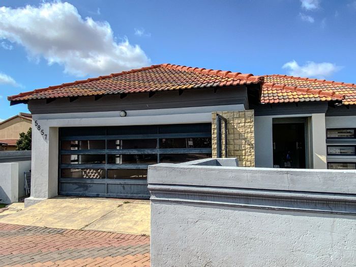 For Sale: House in Woodhill Estate with air conditioning, double garage, and low-maintenance garden.