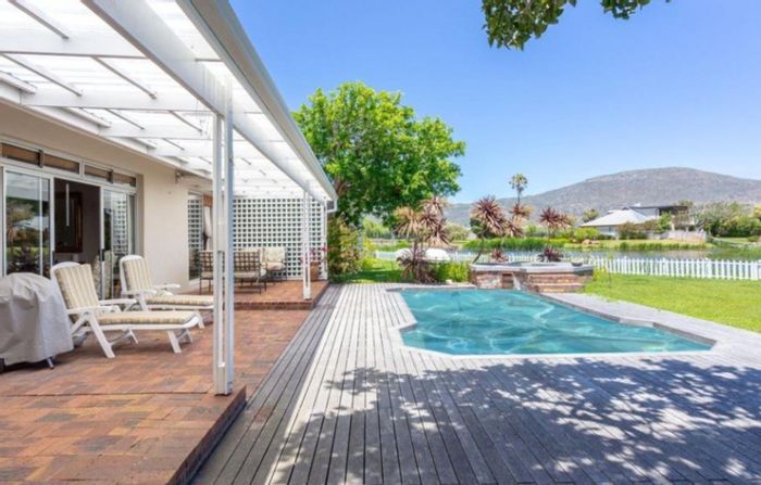 Lake Michelle Security And Eco Estate House For Sale: 4 beds, lake access, pool.