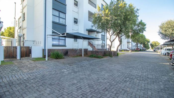 For Sale: Apartment in Greenstone Hill with 2 beds, gym, pools, and security.